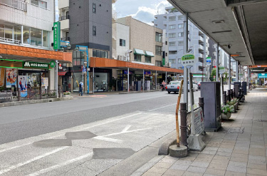 駅前アーケードには日用品や飲食店があります