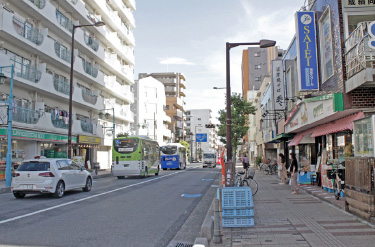 物件までの通り道｢県道110号線｣は飲食店などが並びます。